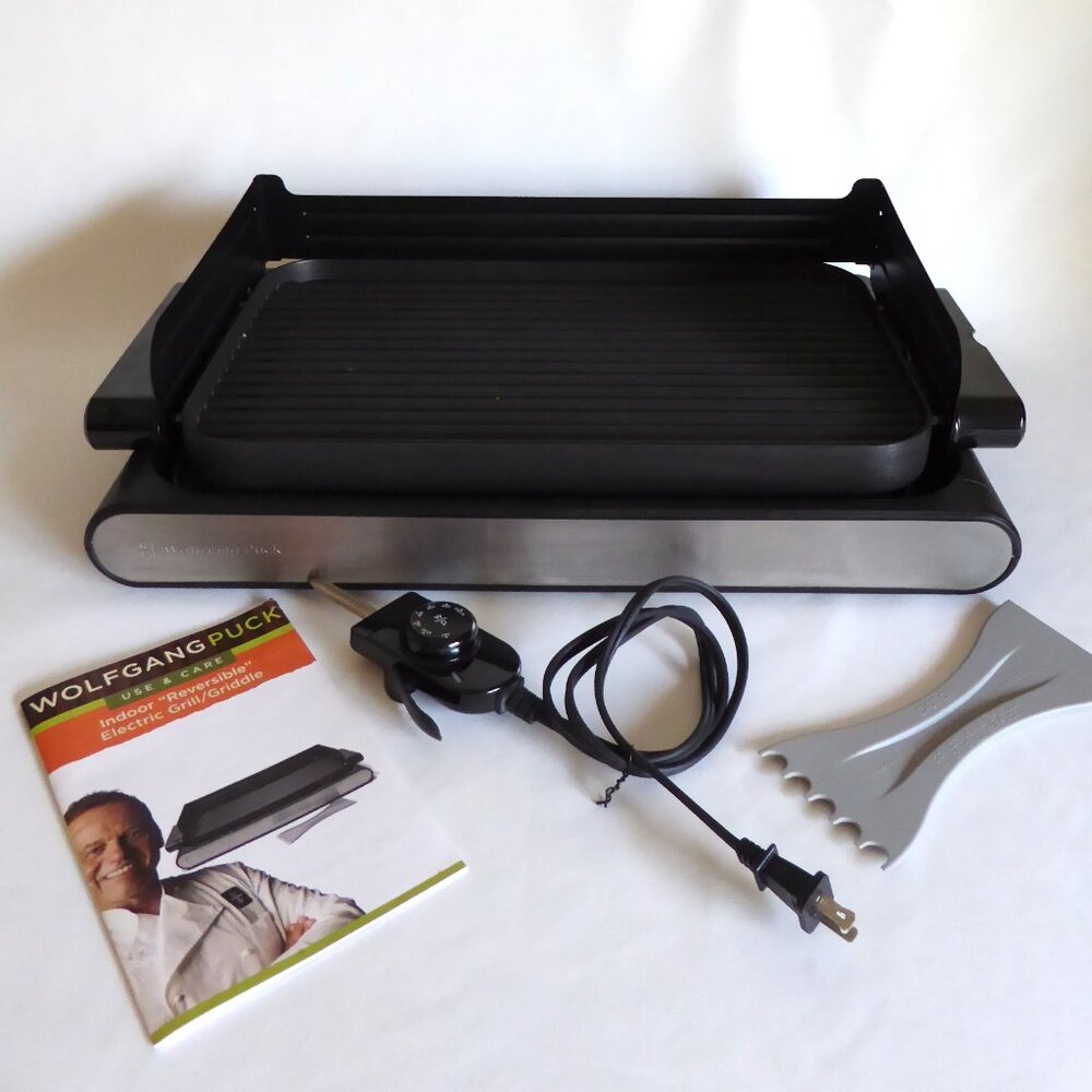 WOLFGANG PUCK INDOOR REVERSIBLE ELECTRIC GRIDDLE GRILL (USED ONCE) CCRG0090